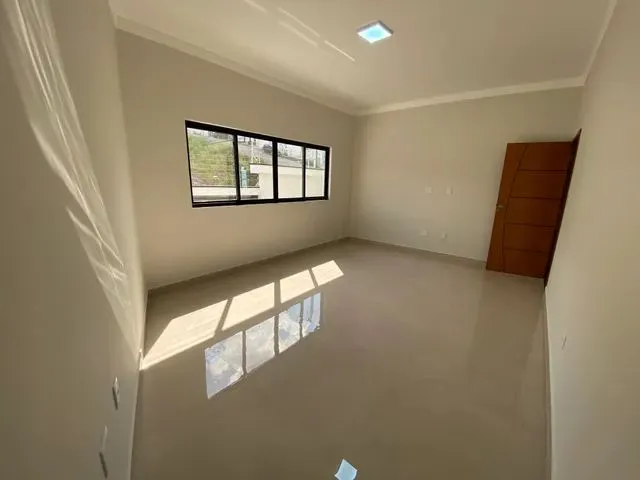 Imagem 5: Casa Nova , Edificada em Lote Inteiro no Bairro Castanheiras