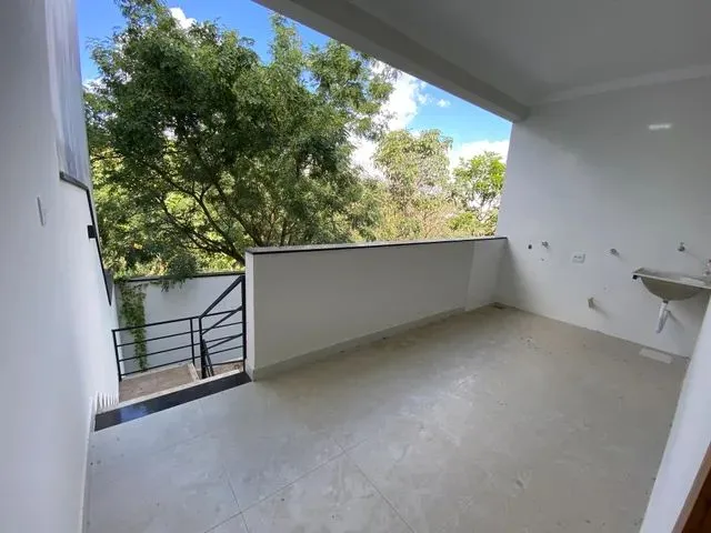 Imagem 4: Casa Nova , Edificada em Lote Inteiro no Bairro Castanheiras