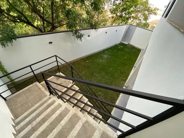 Imagem 6: Casa Nova , Edificada em Lote Inteiro no Bairro Castanheiras