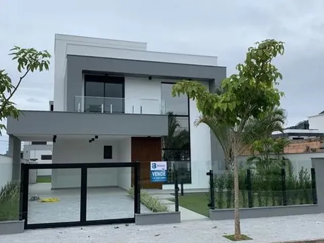 Imagem: Casa de Alto Padrão com 3 Suítes no Bairro