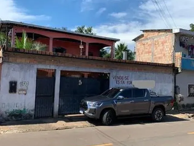 Imagem: A casa possui 5 Dormitórios, 1 Suíte, 4 Banheiros, 4