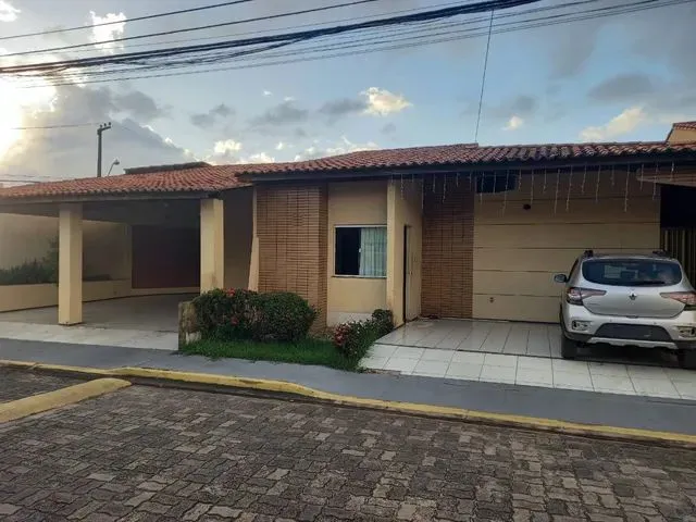 Imagem: A casa em condomínio possui 4 Dormitórios, 2 Suítes, 3
