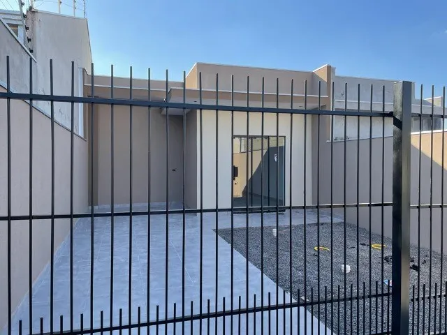 Imagem: A casa possui 2 Dormitórios, 1 Suíte, 2 Banheiros, 2