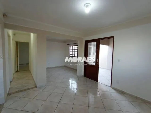 Imagem: A casa possui 2 Dormitórios, 1 Suíte, 2 Banheiros, 2