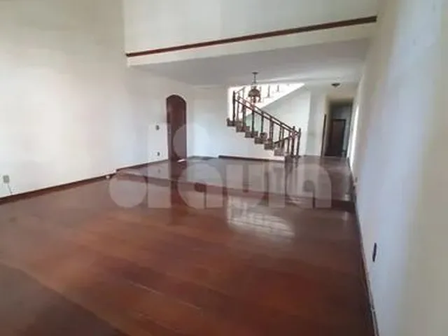 Imagem: A casa possui 4 Dormitórios, 2 Suítes, 4 Banheiros, 3