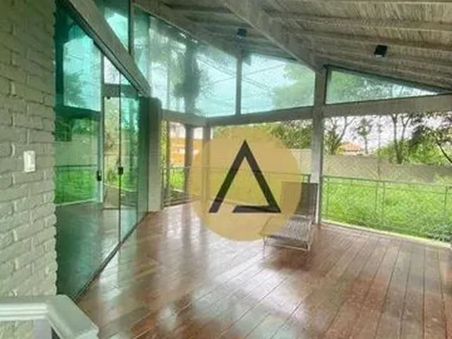 Imagem: A casa possui 4 Dormitórios, 3 Suítes, 5 Banheiros, 2