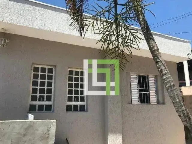 Imagem: A casa possui 4 Dormitórios, 2 Banheiros, 3 Vagas na