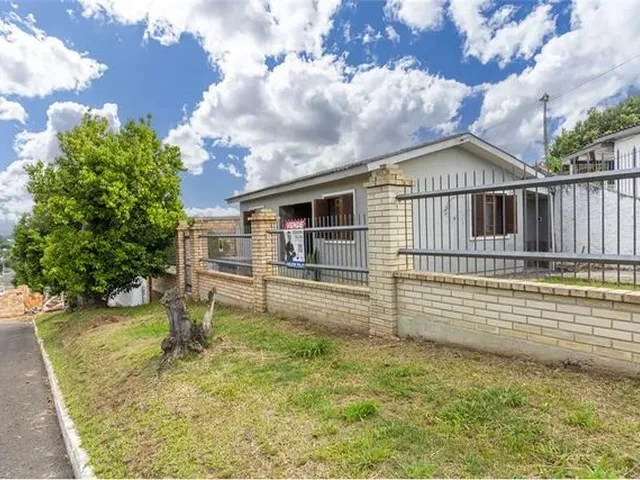 Imagem: Ótima Casa com 3 Quartos e Terreno de Esquina!