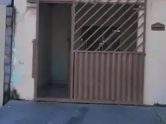 Imagem: A casa possui 2 Dormitórios, 1 Banheiro, 1 Vaga na garagem