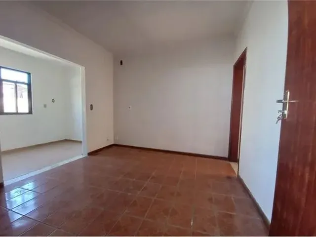 Imagem: Um Excelente Sobrado Sem Garagem no Bairro