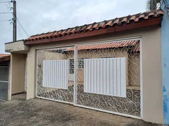 Imagem: A casa possui 2 Dormitórios, 1 Banheiro, 2 Vagas na