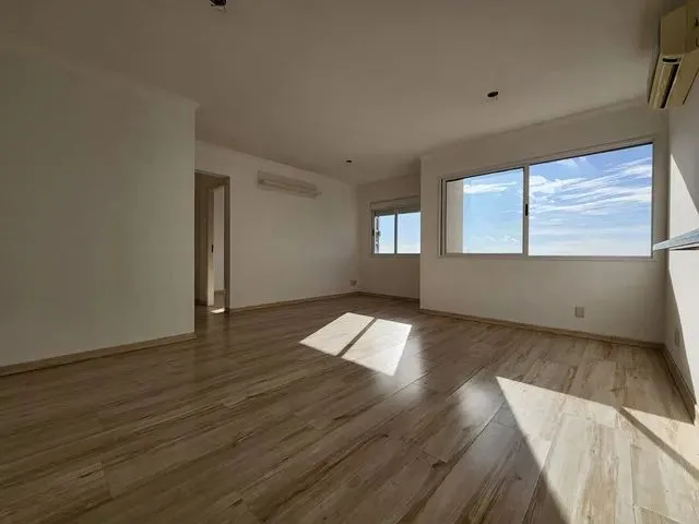 Imagem: O apartamento possui 2 Dormitórios, 1 Suíte, 2 Banheiros,
