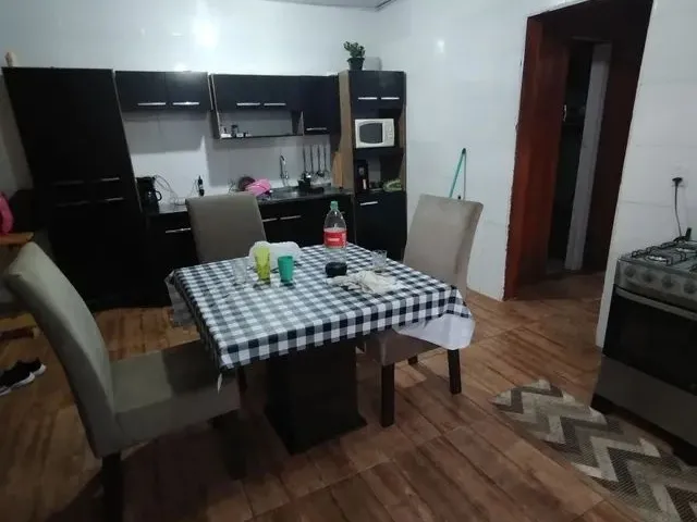 Imagem: A casa possui 3 Dormitórios, 1 Banheiro, 2 Vagas na