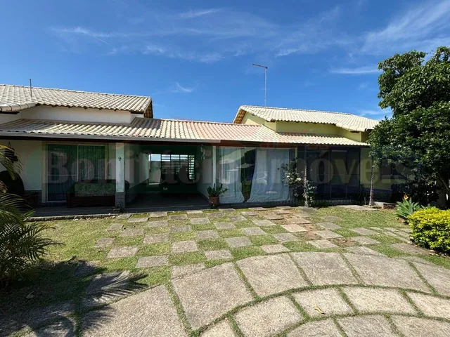 Imagem: A casa possui 2 Dormitórios, 1 Suíte, 3 Banheiros, 2 Vagas