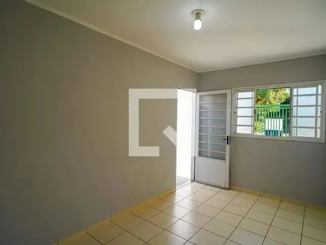 Imagem: A casa possui 2 Dormitórios, 1 Banheiro, 2 Vagas na