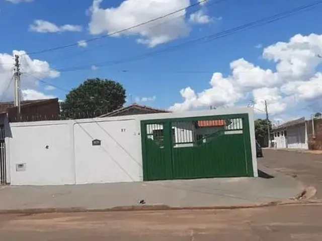 Imagem: A casa possui 4 Dormitórios, 2 Banheiros, 1 Vaga na