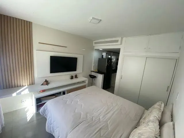 Imagem: O studio possui 1 Dormitório, 1 Banheiro, 5 Vagas na