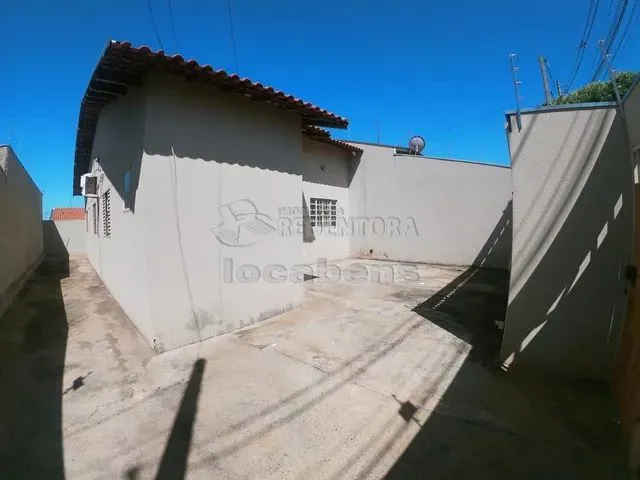 Imagem: A casa possui 3 Dormitórios, 2 Banheiros, 2 Vagas na