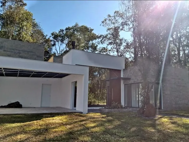 Imagem: Linda Casa com Arquitetura Moderna Junto