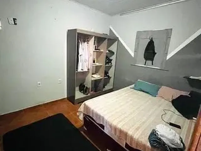 Imagem: A casa possui 3 Dormitórios, 1 Banheiro, 3 Vagas na