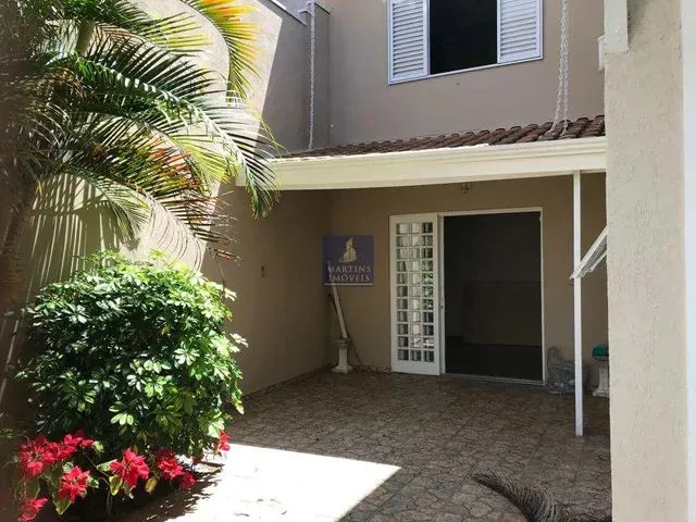 Imagem: A casa possui 3 Dormitórios, 3 Banheiros, 2 Vagas na