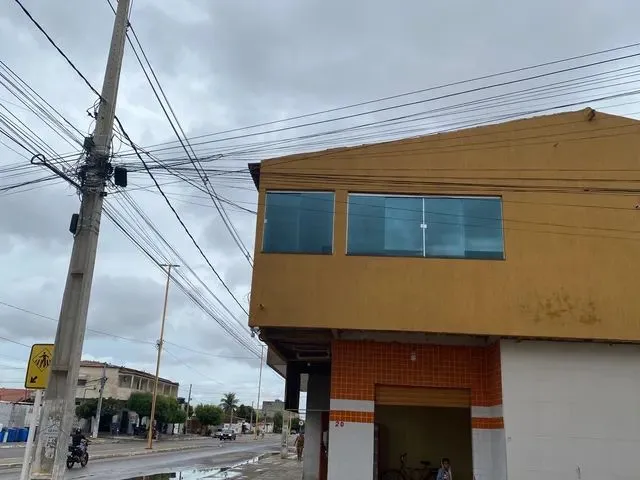 Imagem: A casa possui 3 Dormitórios, 2 Banheiros e está