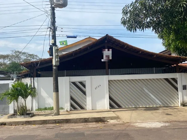 Imagem: A casa possui 4 Dormitórios, 3 Suítes, 5 Banheiros, 3