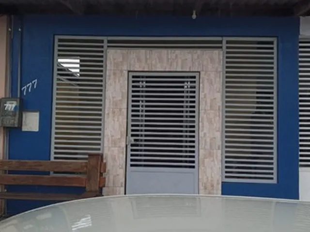 Imagem: A casa possui 4 Dormitórios, 4 Banheiros, 2 Vagas na