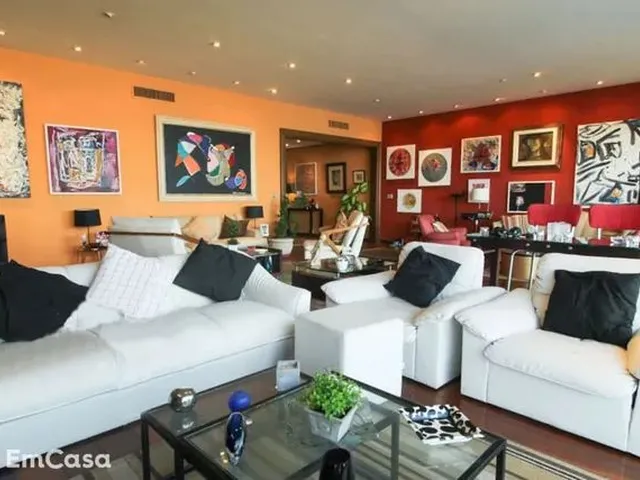 Imagem: O apartamento possui 4 Dormitórios, 2 Banheiros, 2 Vagas