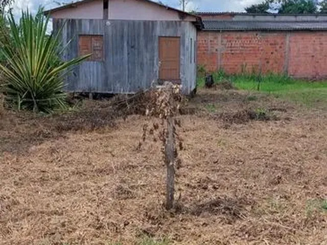 Imagem: A casa possui 2 Dormitórios, 1 Banheiro e está localizado