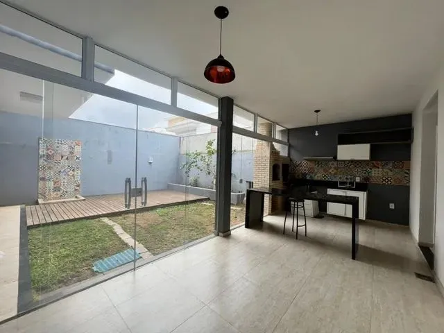 Imagem: A casa possui 4 Dormitórios, 1 Suíte, 3 Banheiros, 2