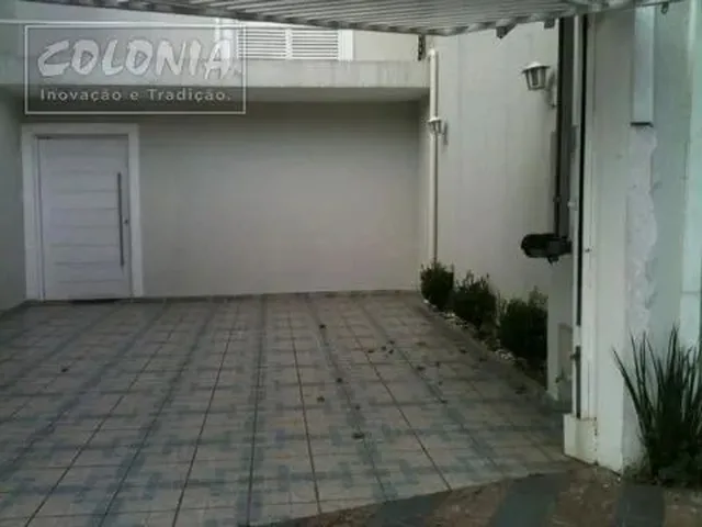 Imagem: A casa possui 3 Dormitórios, 2 Suítes, 5 Banheiros, 2