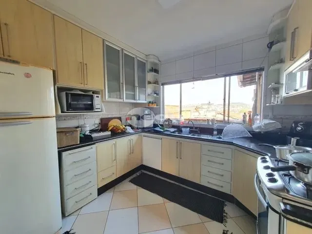Imagem: A casa possui 3 Dormitórios, 1 Suíte, 2 Banheiros, 2