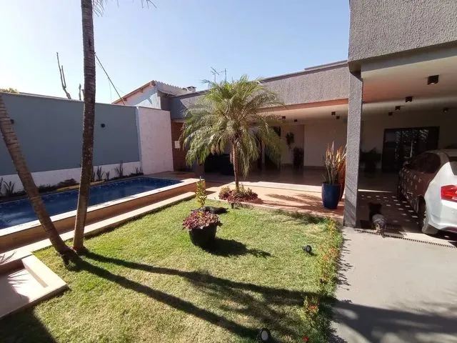 Imagem: Casa com Piscina, 4 Quartos Semi-Nova