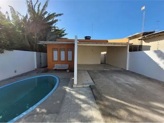 Imagem: A casa possui 3 Dormitórios, 1 Suíte, 1 Banheiro, 2 Vagas