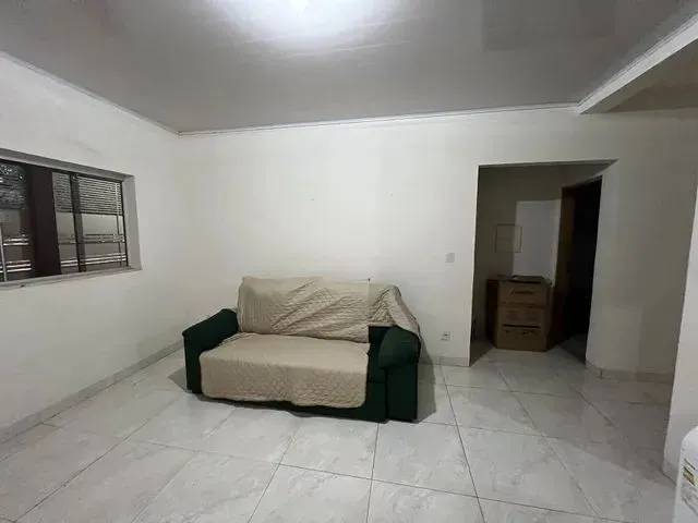 Imagem: A casa possui 3 Dormitórios, 1 Suíte, 1 Banheiro, 2 Vagas