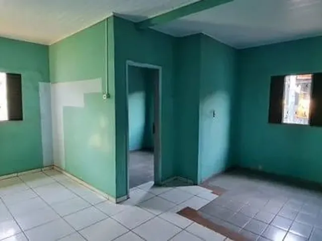 Imagem: A casa possui 3 Dormitórios, 1 Banheiro, 2 Vagas na