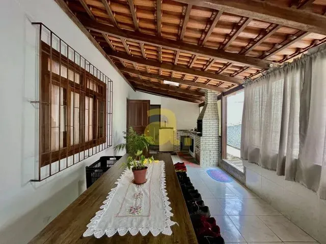Imagem: Ampla Casa com Piscina Próximo Ao Terminal