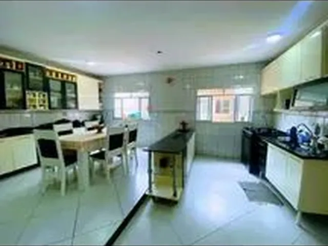 Imagem 1: Casa de Três Andares com Piscina