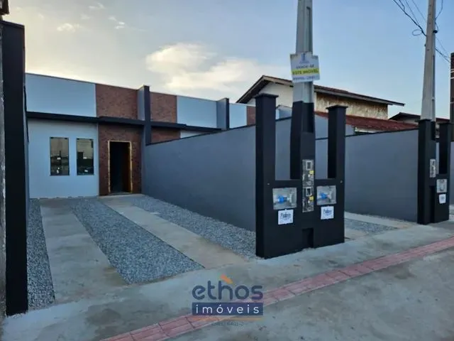 Imagem: A casa possui 2 Dormitórios, 1 Suíte, 2 Banheiros, 2