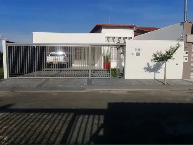 Imagem: Casa e Um Bairro Residencial, Sendo Dois