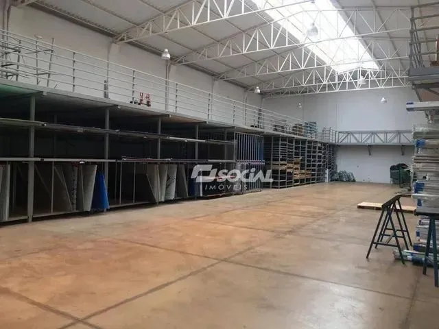 Imagem 13: Excelente Prédio com Lindo Espaço Administrativo e Galpões em Localização Super