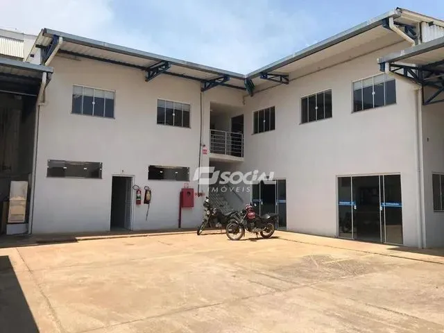 Imagem 16: Excelente Prédio com Lindo Espaço Administrativo e Galpões em Localização Super