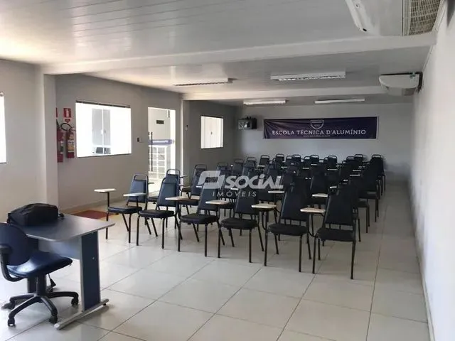 Imagem 10: Excelente Prédio com Lindo Espaço Administrativo e Galpões em Localização Super