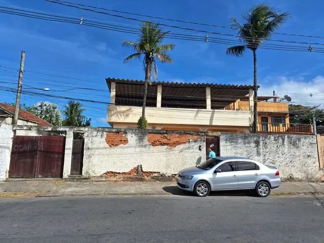 Imagem: A casa possui 3 Dormitórios, 3 Banheiros, 4 Vagas na