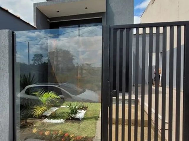 Imagem: A casa possui 2 Dormitórios, 1 Suíte, 2 Banheiros, 2