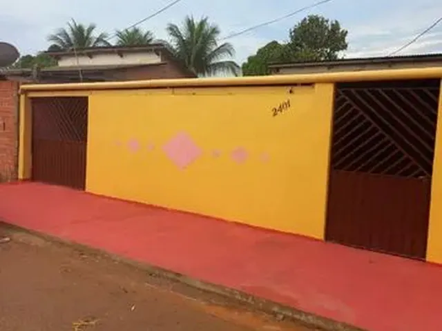 Imagem: A casa possui 3 Dormitórios, 1 Banheiro, 2 Vagas na