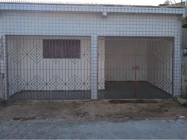 Imagem: A casa possui 2 Dormitórios, 1 Suíte, 2 Banheiros, 1 Vaga
