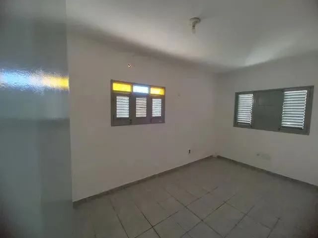 Imagem: Casa com 03 Quartos de Esquina em Mangabeira