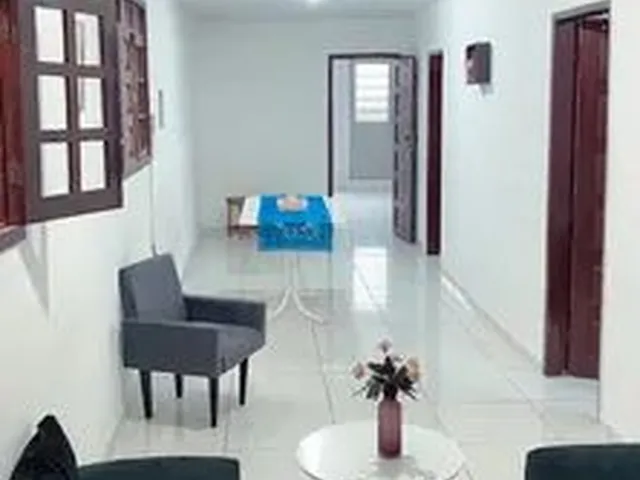 Imagem: A casa possui 2 Dormitórios, 2 Banheiros, Acomodam 8